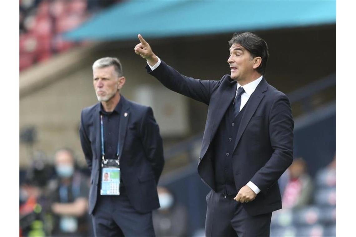 Kroatien nach Remis gegen Tschechien unter Druck Im Vordergrund gestikuliert Zlatko Dalic (r), Trainer der Kroaten, im Hintergrund steht Jaroslav Silhavy, Trainer der tschechischen Nationalmannschaft. Foto: Robert Perry/Pool EPA/AP/dpa