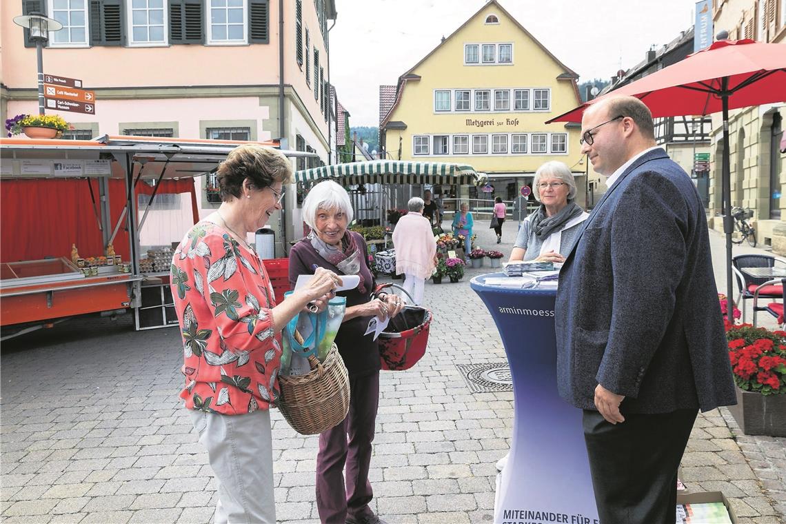Entschlossen – bis zum Schluss Im Wahlkampf – ob am Infostand oder bei Veranstaltungen – haben Armin Mößner (rechts, erste Aufnahme) und Roland Anton Krojer (rechts, zweite Aufnahme) viele Gespräche geführt. Fotos: J. Fiedler