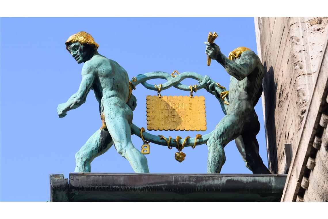 Im wahrsten Sinne des Wortes ein Aushängeschild: der Leibniz-Keks am Bahlsen-Stammhaus in Hannover. (Archivbild)