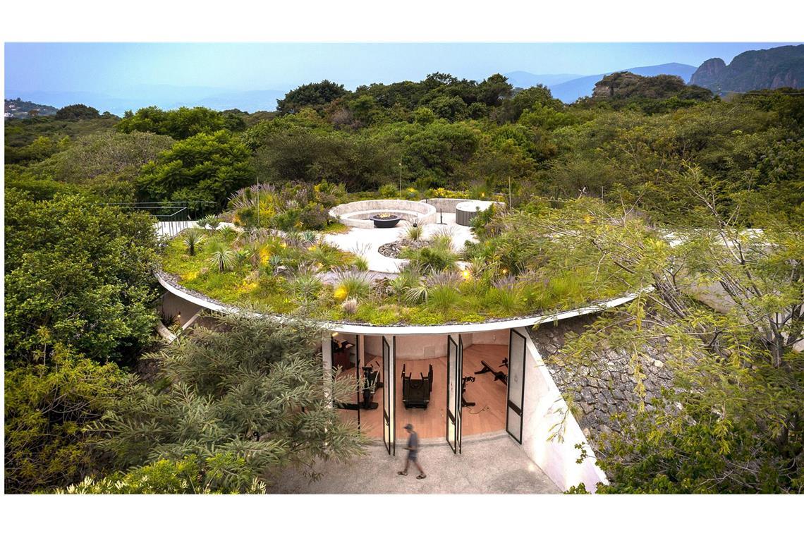 Extravagante Villen, die auch Gemüse produzieren Im Wald: Gebäude, entworfen von Soler Orozco Arquitectos + JSA in Morelos, Mexiko.