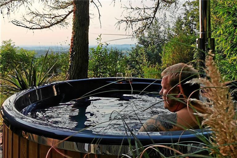 Im warmen Wasser sitzend ein Gläschen und den Sonnenuntergang genießen: Manuel Schöffler und seine Frau Sarah haben sich auf diese Weise den Urlaub in den Garten ihres Ferienhauses in Oppenweiler geholt, nachdem ihre Hochzeitsreise coronabedingt nicht stattfinden konnte. Foto: privat
