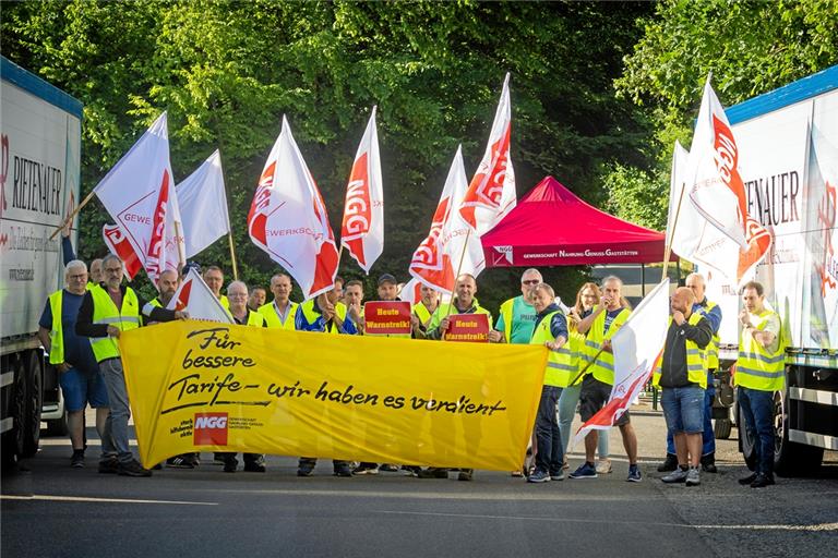 Im Warnstreik: Lastwagenfahrer, Produktions- und Logistikmitarbeiter demonstrierten vor dem Werkstor der Rietenauer Mineralquellen für mehr Lohn. Die nächste Verhandlungsrunde mit den Arbeitgebern findet am morgigen Donnerstag statt. Foto: Alexander Becher