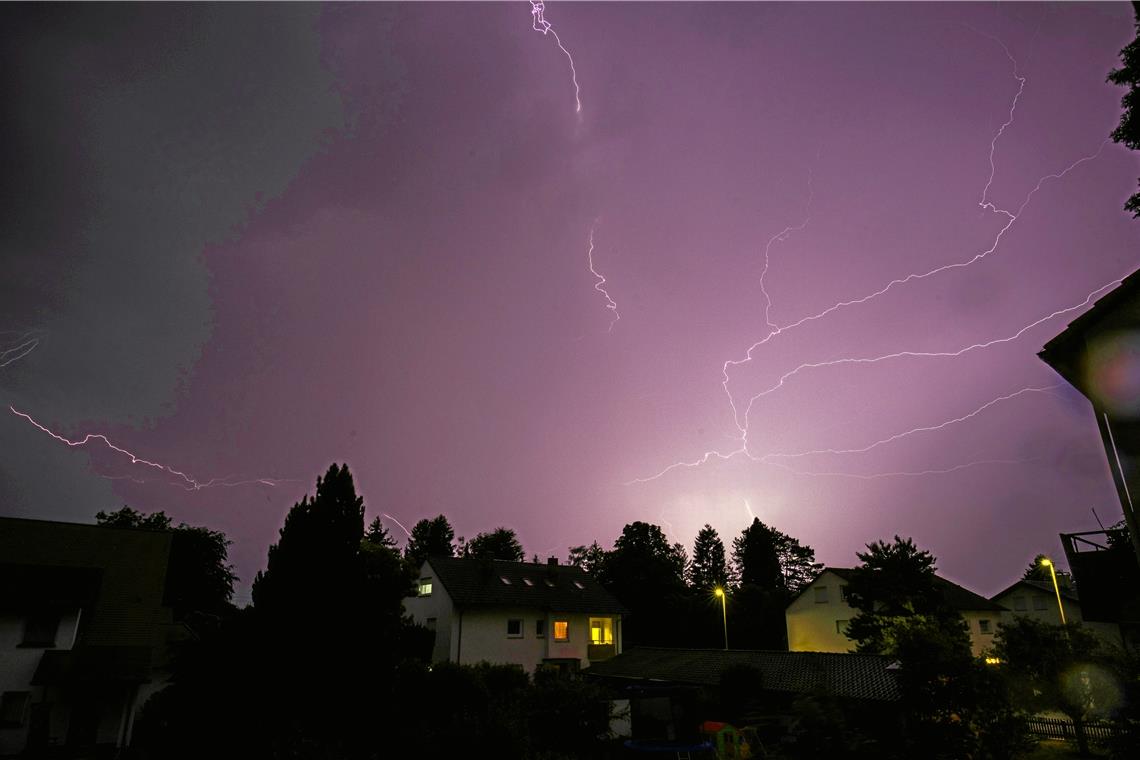 Rems-Murr-Kreis: Rekord-Juli mit viel Hitze und Regen Im wechselhaften Juli gab es vereinzelt Gewitter mit beeindruckender Färbung an Backnangs Himmel zu sehen. Foto: Alexander Becher