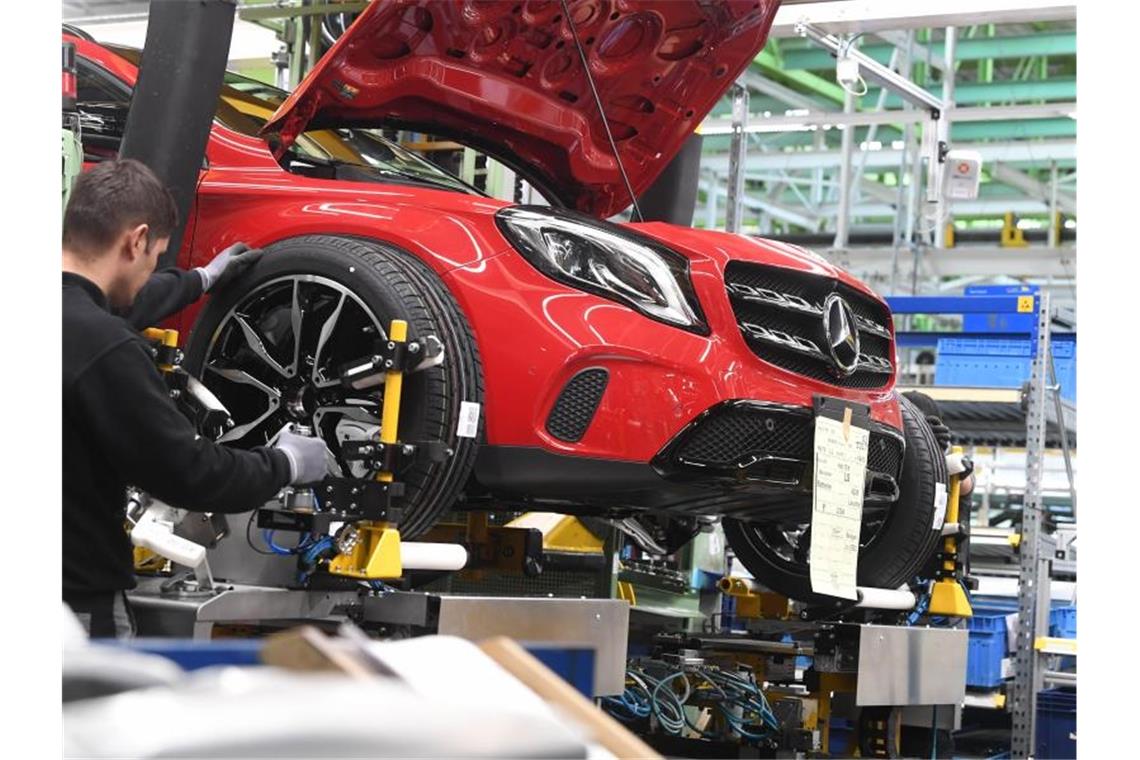 Im Werk Rastatt der Daimler AG werden an einem Mercedes-Benz GLA die Reifen angebracht. Foto: Uli Deck/dpa