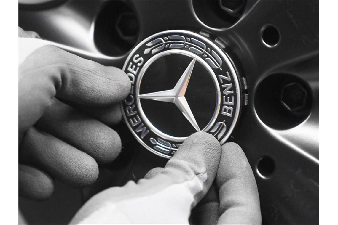 Im Werk Rastatt der Daimler AG wird an einer Mercedes-Benz A-Klasse der Mercedesstern angebracht. Foto: Uli Deck/dpa/Symbolbild