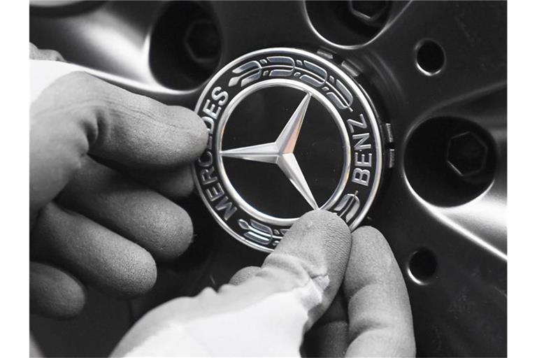 Im Werk Rastatt der Daimler AG wird an einer Mercedes-Benz A-Klasse der Mercedesstern angebracht. Foto: Uli Deck/dpa/Symbolbild