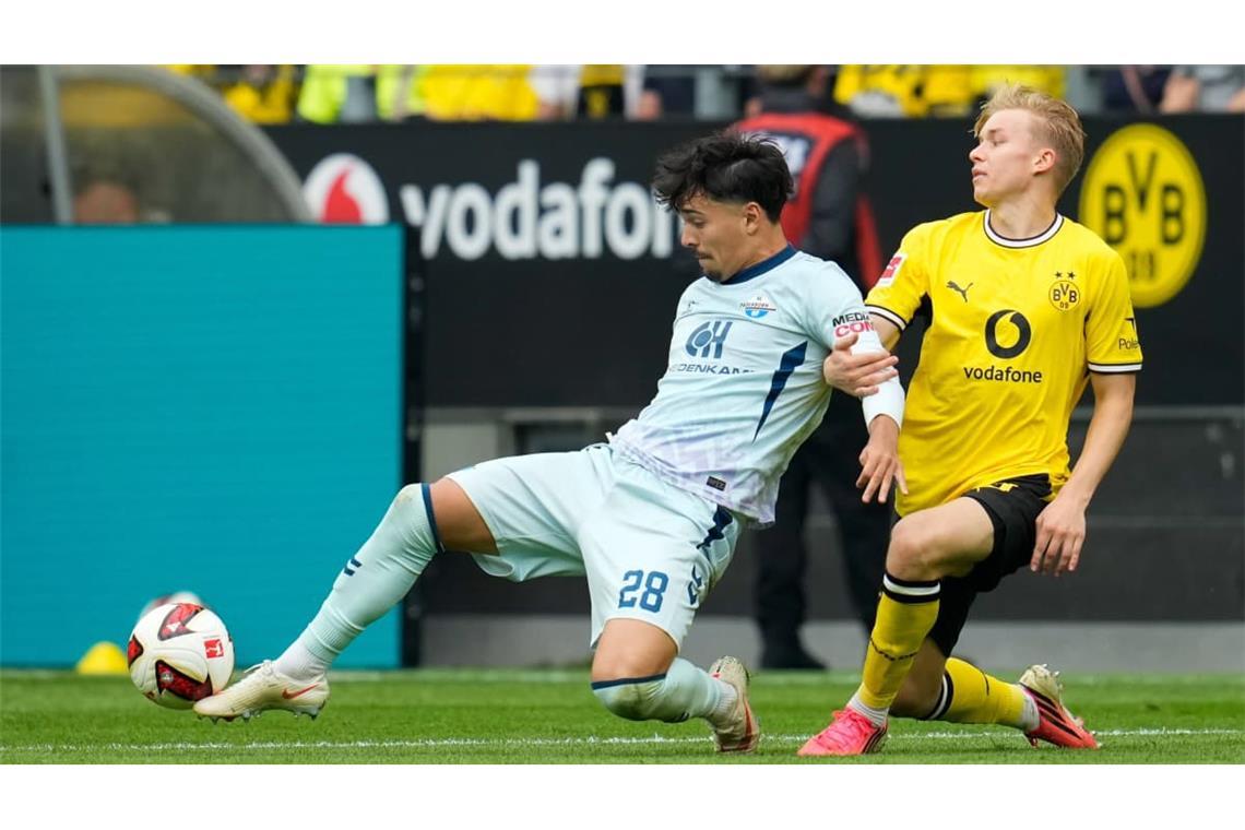 Im westfälischen Duell bei Borussia Dortmund stand Mittelfeldspieler Laurin Ulrich (li., hier im Duell mit Dortmunds Jonathan Svensson)&nbsp; auch am dritten Spieltag in der Startelf des SC Paderborn. Beim 0:3 hatte der Aufsteiger gegen die Schwarz-Gelben letzten Endes aber keine Chance. Laurin Ulrich wurde in der 77. Minute beim Stand von 0:1 ausgewechselt. Trotz der deutlichen Niederlage spielte Ulrich gut – und fügt sich immer besser in das taktische Konzept der Paderborner ein.