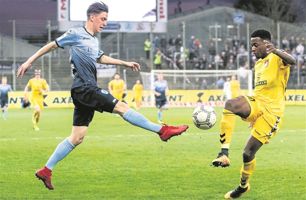 Im WFV-Pokal-Viertelfinale zwischen den Stuttgarter Kickers und der SG Sonnenhof zuletzt noch Gegner, demnächst Kollegen in Großaspach: Jonas Meiser (links) und Jeff-Denis Fehr. Foto: Imago