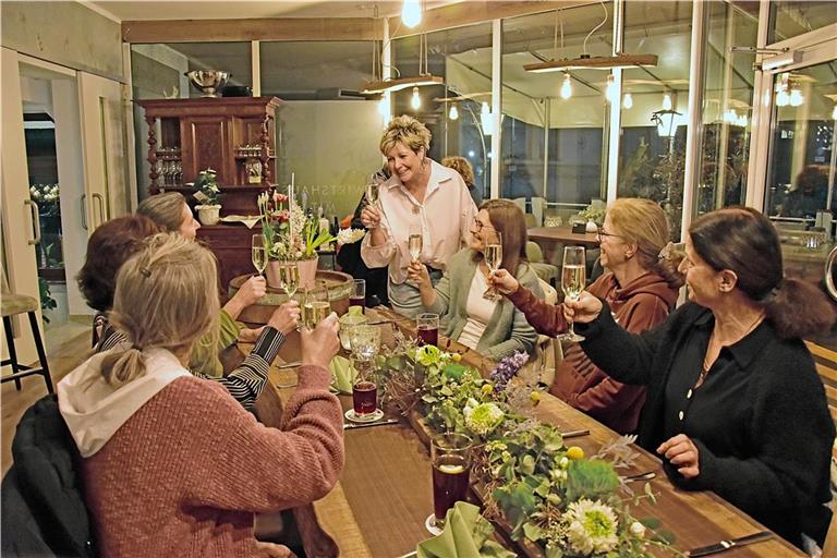 Im Wintergarten ihres neuen Lokals „Zum Wölfle“ stößt Petra Wolf (stehend) mit ihren Gästen auf den Neubeginn an. Foto: Tobias Sellmaier