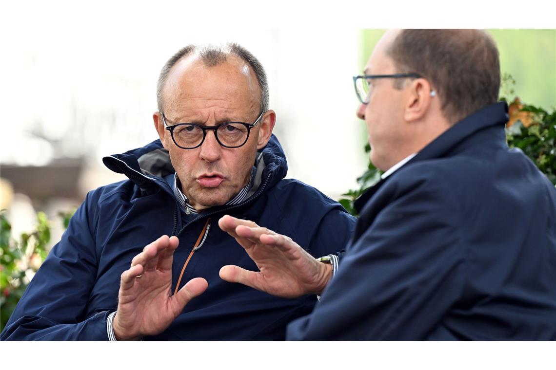 Das große Bundes-Bibbern Im Winterwahlkampf muss man schon mal den Mantelkragen hochklappen - so wie es hier Friedrich Merz im Gespräch mit Alexander Dobrindt (CSU) tut.