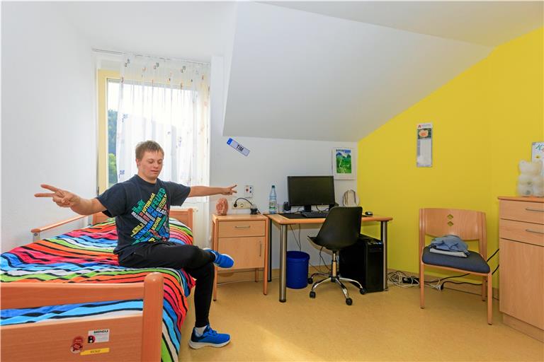Im Wohnheim der Paulinenpflege Winnenden in Murrhardt gefällt es Tim Dörfler gut. Fotos: Stefan Bossow