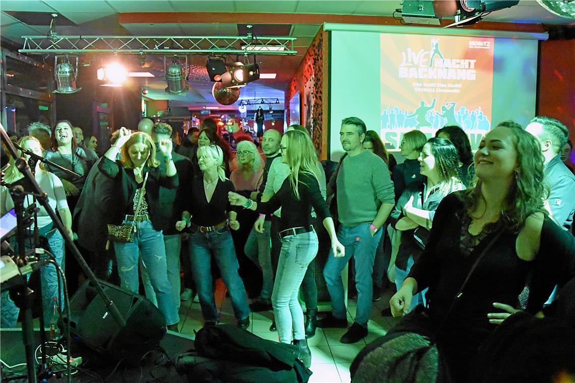 Bei der Live-Nacht in Backnang wird bis zum frühen Morgen getanzt Im Wohnzimmer wurde zu Deutschpop der Band Parallel viel getanzt. Mit dem Zulauf der Backnanger Live-Nacht sind die Veranstalter zufrieden.
