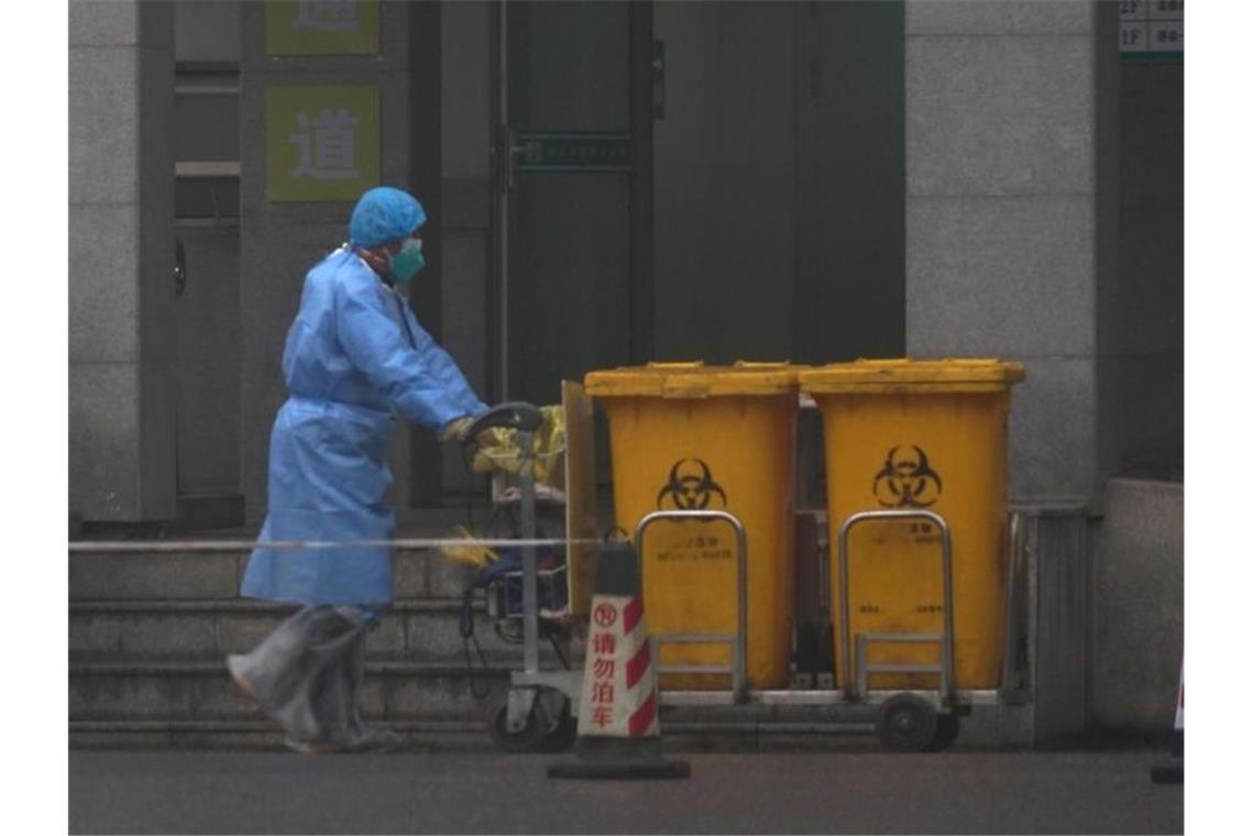 Chinesische Städte wegen Virus abgeriegelt Im Wuhan Medical Treatment Center werden einige der mit dem neuen Virus infizierten Patienten behandelt. Foto: Dake Kang/AP/dpa