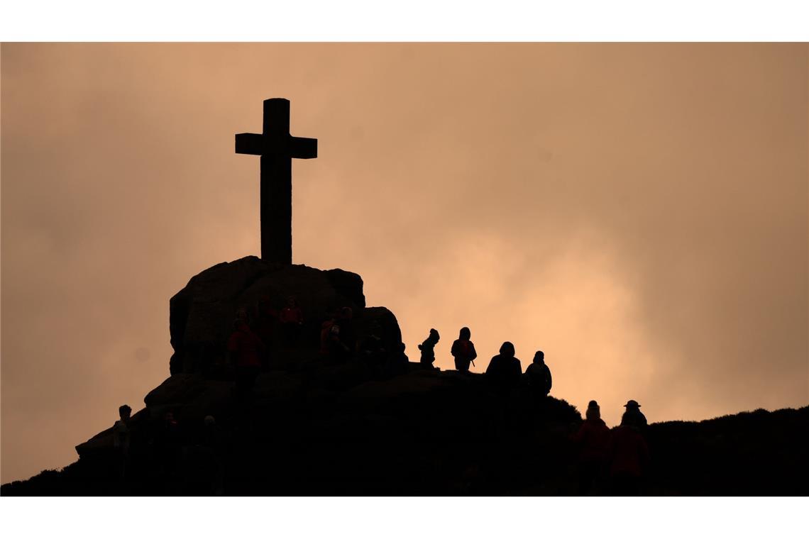 Im Zeichen des Kreuzes: Gemeindemitglieder der anglikanischen Kirche St. Peter's Church haben zum Rylstone-Kreuz in Barden Moor, North Yorkshire eine Wanderung unternommen.