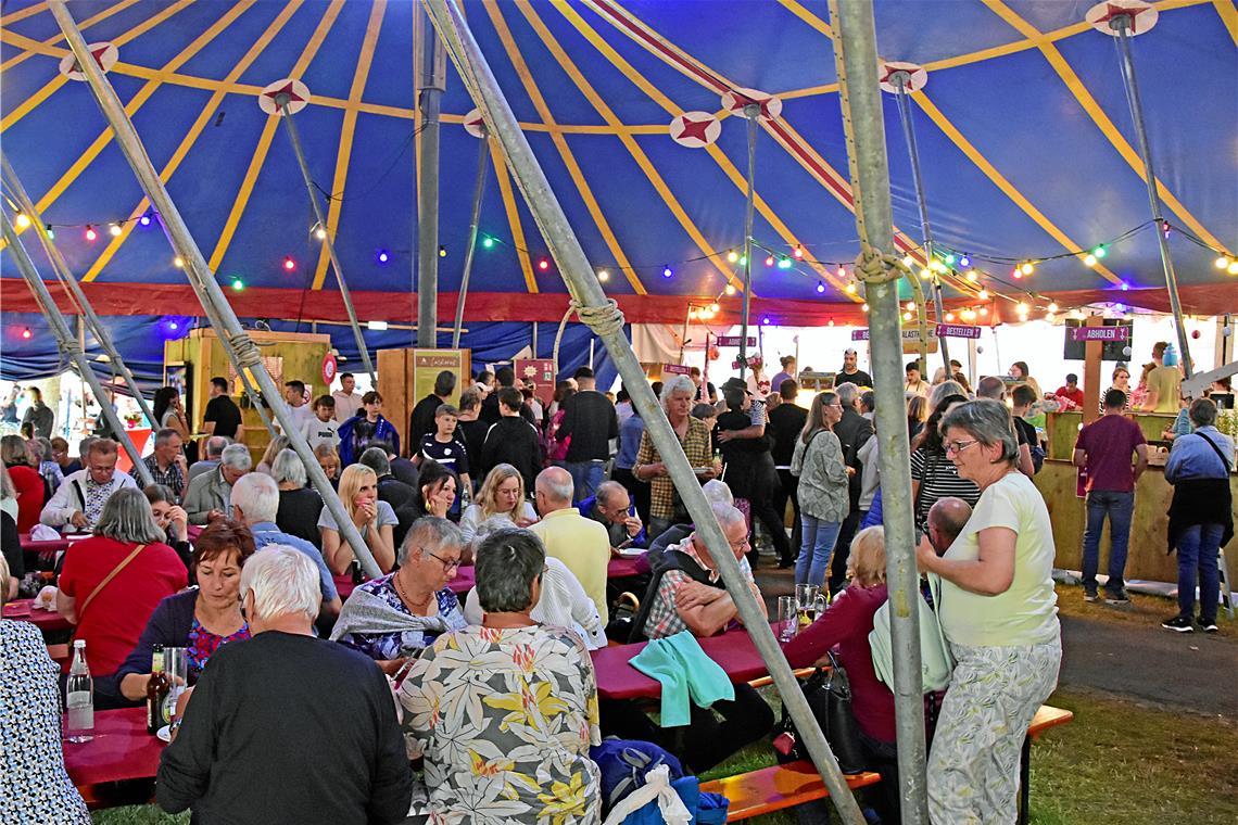 Im Zelt gibt es kulinarische Köstlichkeiten. Sommerpalast Samstag 2025 in Murrha...