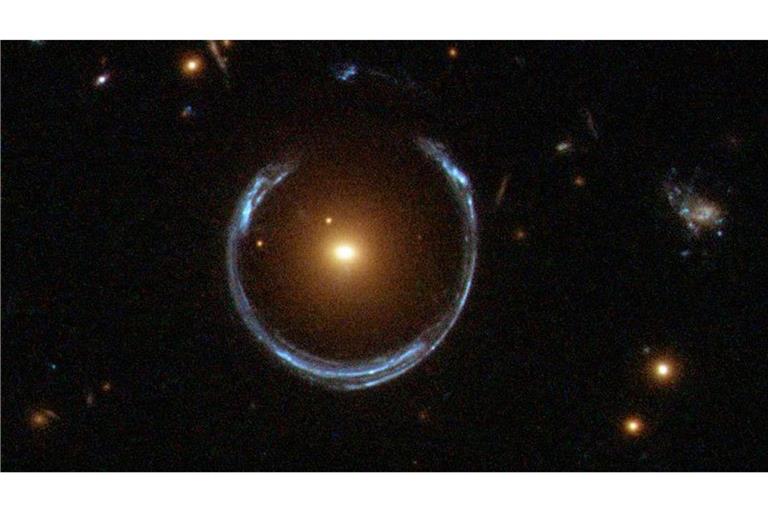Im Zentrum dieses seltenen Einsteinrings liegt die extrem massereiche Galaxie LRG 3-757. In ihrem Zentrum haben Astronomen jetzt das massereichste je entdeckte Schwarze Loch nachgewiesen.