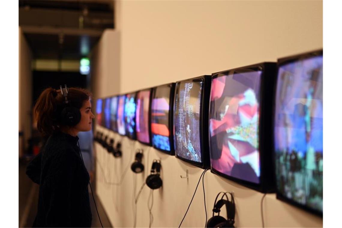 Karlsruhe wird Unesco als Stadt der Medienkunst angehören Im Zentrum für Kunst und Medien (ZKM) betrachtet eine Person eine Ausstellung. Foto: Uli Deck/dpa/Archivbild