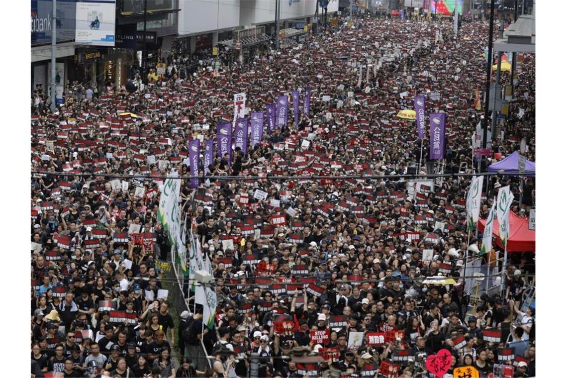 Im Zentrum Hongkongs gehen Demonstranten erneut gegen das umstrittene Auslieferungsgesetz auf die Straße. Foto: Vincent Yu/AP