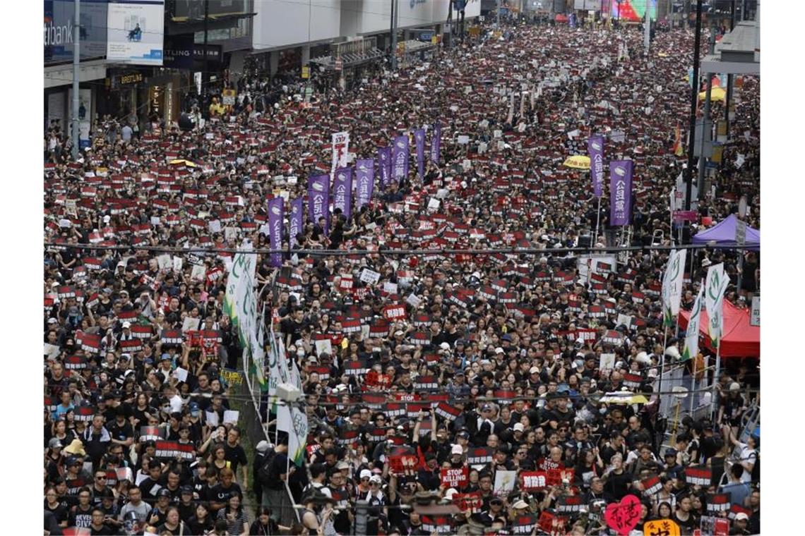 Proteste in Hongkong: Aktivist Wong aus Haft entlassen Im Zentrum Hongkongs gehen Demonstranten erneut gegen das umstrittene Auslieferungsgesetz auf die Straße. Foto: Vincent Yu/AP