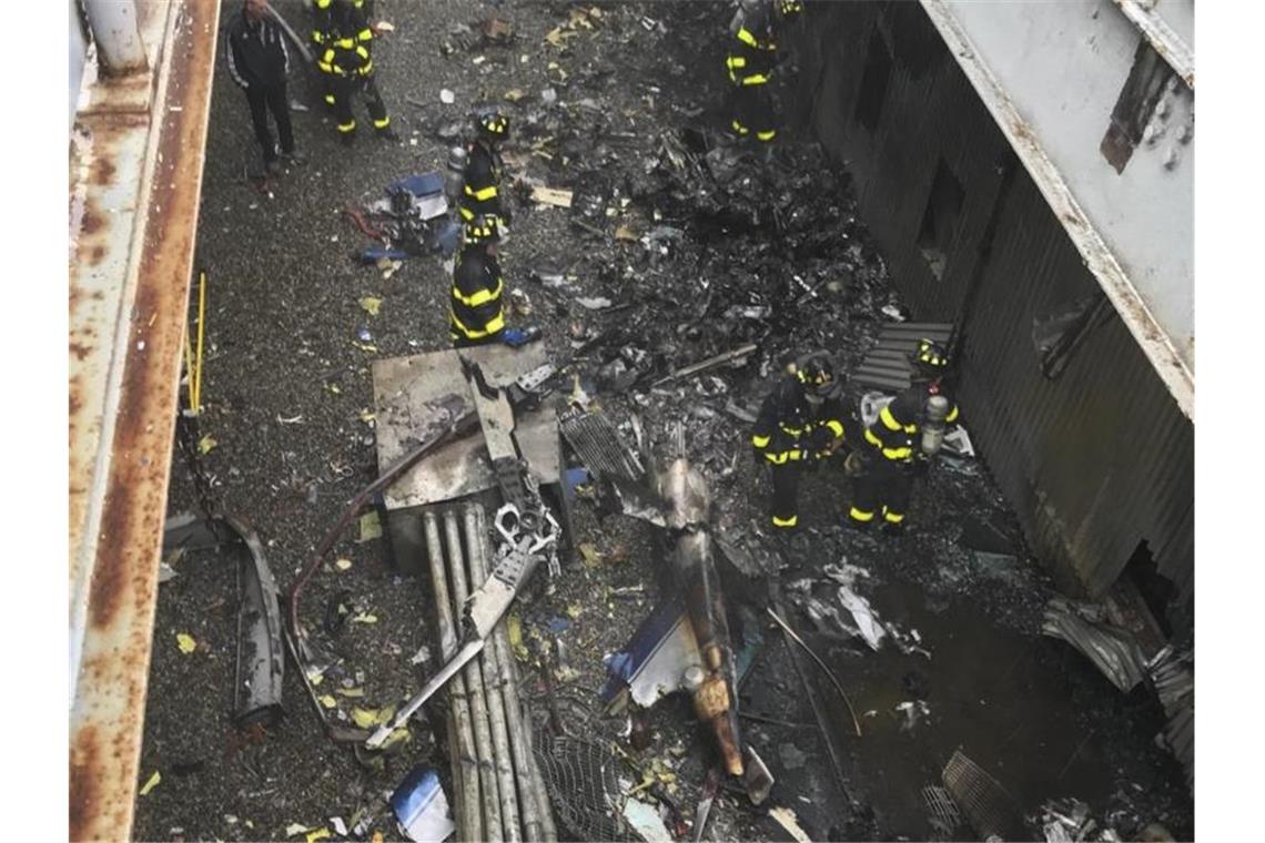 Absturz facht Debatte über Hubschrauber in New York neu an Im Zentrum Manhattans war ein Helikopter mit hoher Geschwindigkeit auf das Dach eines Hochhauses gestürzt. Der Pilot kam dabei ums Leben. Foto. New York City Fire Department/AP Foto: ---