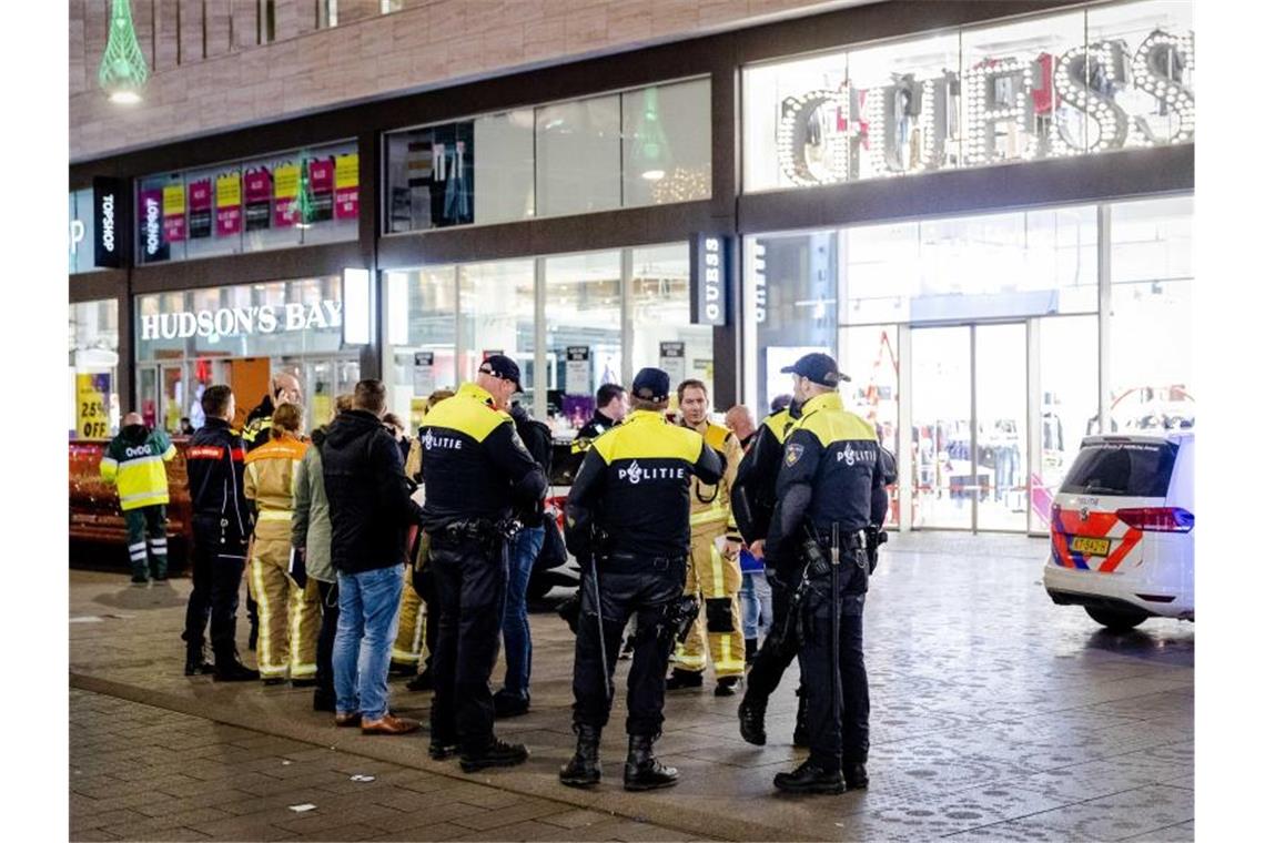 Drei Verletzte bei Messerangriff in Den Haag Im Zentrum von Den Haag hat ein Mann mit einem Messer um sich gestochen und drei Menschen verletzt. Foto: Sem Van Der Wal/ANP/dpa