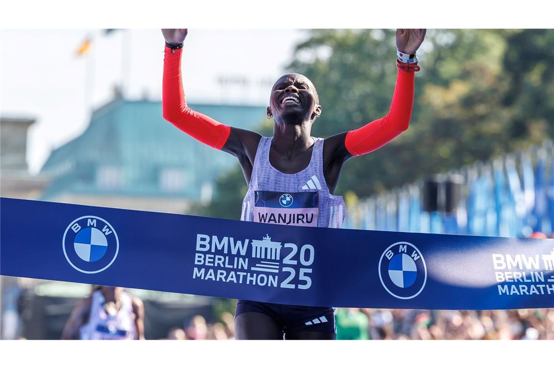 Im Ziel - Rosemary Wanjiru gewinnt Berlin Marathon