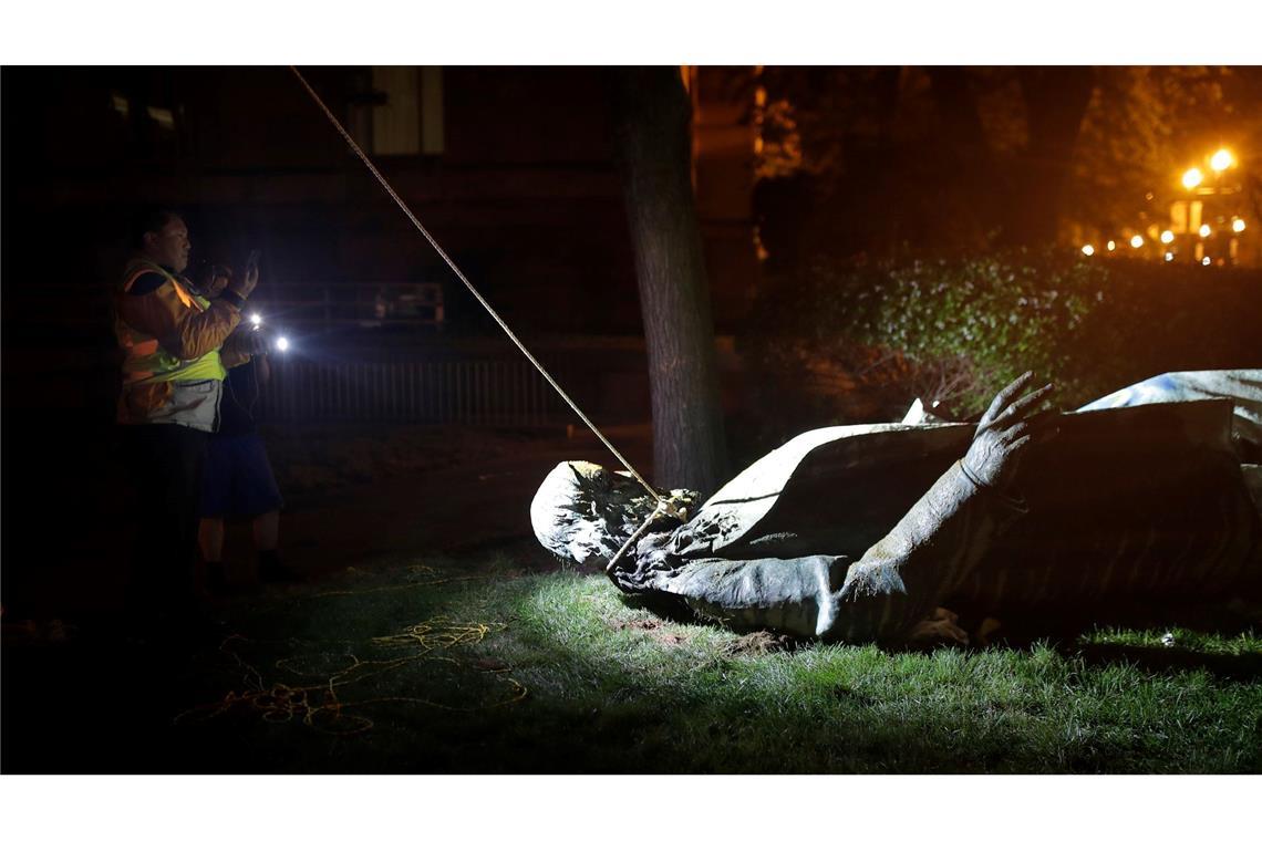 Trump-Regierung stellt umstrittene Statue wieder auf Im Zuge der Black-Lives-Matter-Proteste stürzten Demonstranten in den USA mehrere Statuen historischer Figuren, die sie in Verbindung mit Rassismus brachten. (Archivbild)