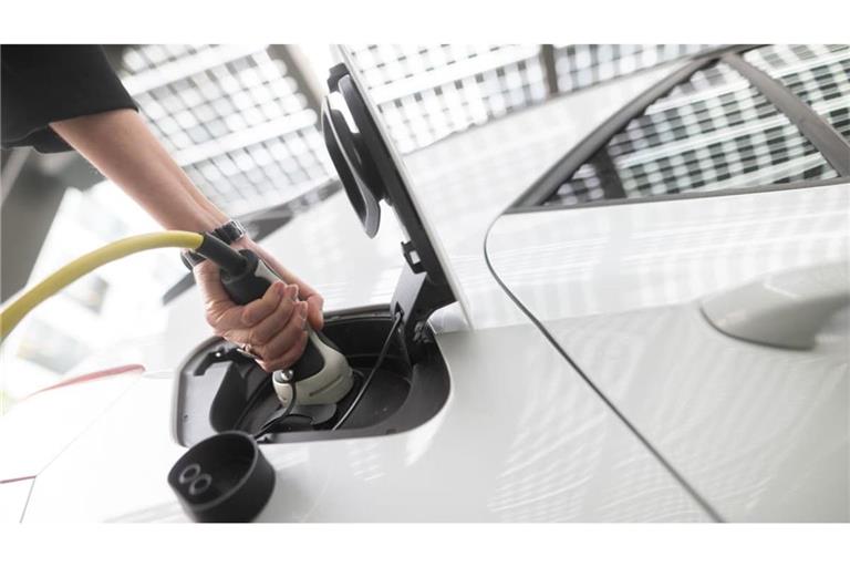 Im Zuge der Energiekrise steigt der Absatz an E-Autos.