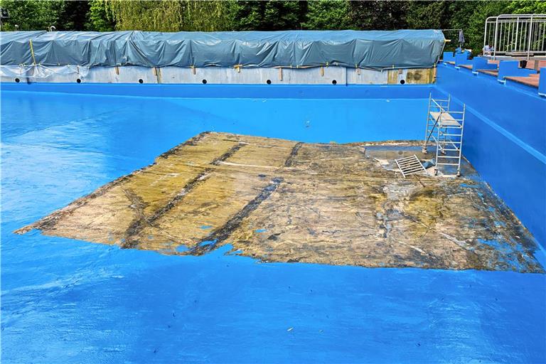Im Zuge der Sanierung erhielt das große Becken im Murrhardter Freibad eine neue Beschichtung. Archivfoto: Stefan Bossow