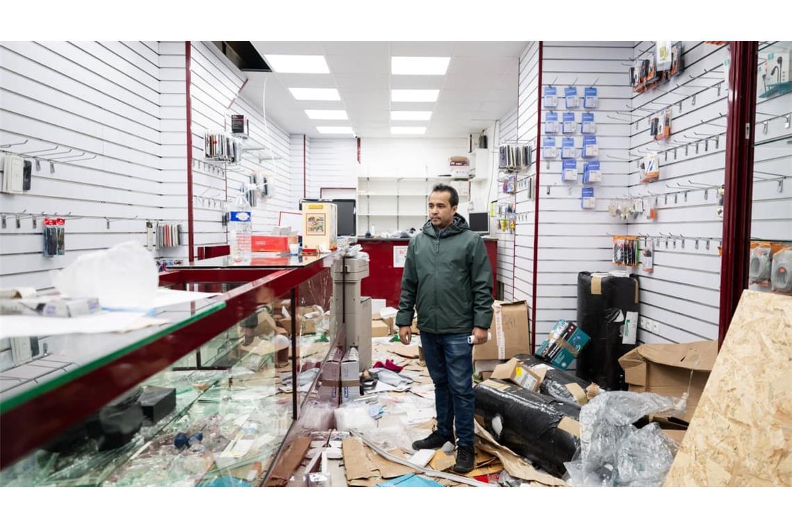 Im Zuge der Unruhen in Frankreich kam es zu Plünderungen, wie hier in einem Geschäft in Paris.