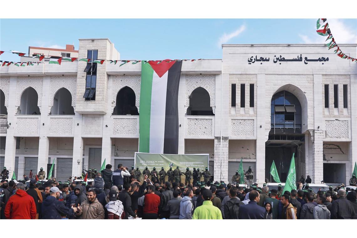 Hamas übergibt im Gazastreifen vier Geiseln an Rotes Kreuz Im Zuge der Waffenruhe sollen am Samstag vier israelische Soldatinnen freigelassen werden im Austausch gegen weitere palästinensische Häftlinge.