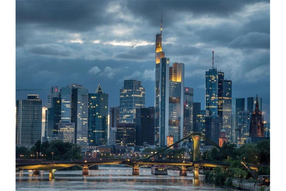 Im Zusammenhang mit „Cum-Ex“-Geschäften durchsucht die Polizei Büros des Bankenverbands in Frankfurt und Berlin. Foto: Boris Roessler/dpa/Archivbild