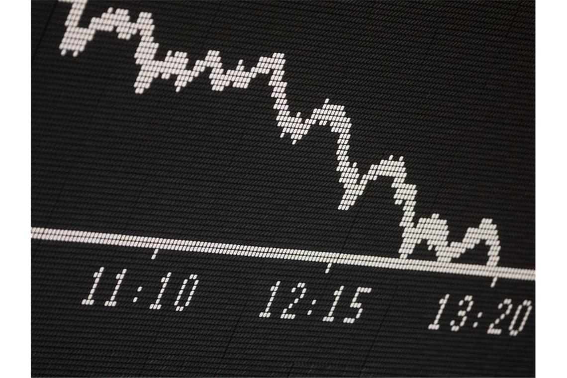 Erster „Cum-Ex“-Strafprozess: Privatbank Warburg will zahlen Im Zusammenhang mit den hoch umstrittenenen Cum-Ex-Geschäften an der Börse deutet die Privatbank M.M. Warburg an, sich schnell mit den Behörden einigen zu wollen. Foto: Frank Rumpenhorst/dpa