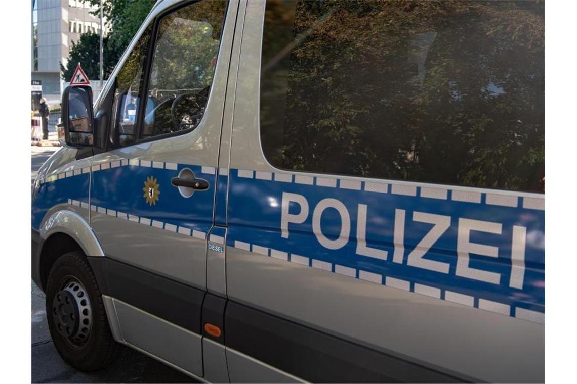 Im Zusammenhang mit Organisierter Kriminalität und Steuerhinterziehung unternimmt die Polizei in Berlin und Brandenburg eine Großrazzia (Archiv). Foto: Paul Zinken/dpa