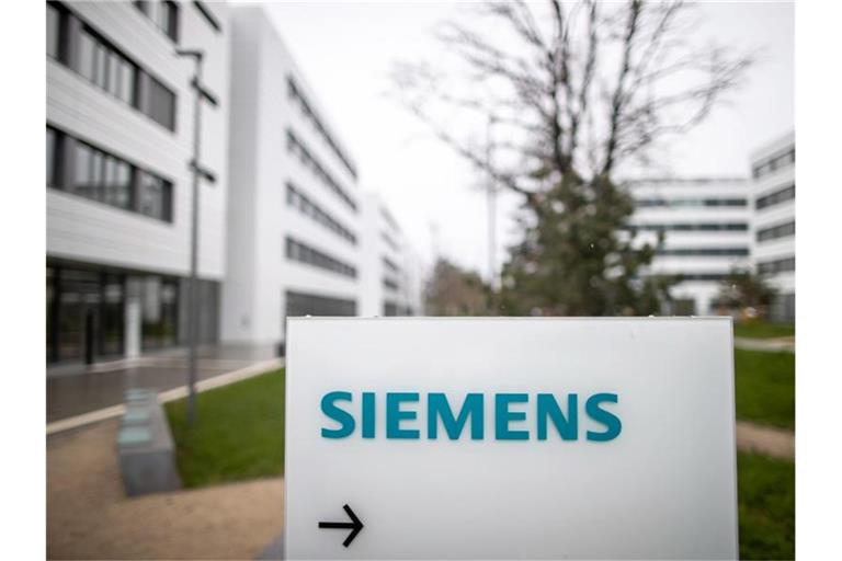Im zweiten Geschäftsquartal von Januar bis März sprang der Siemens-Gewinn von 0,7 Milliarden auf 2,4 Milliarden Euro. Foto: Daniel Karmann/dpa