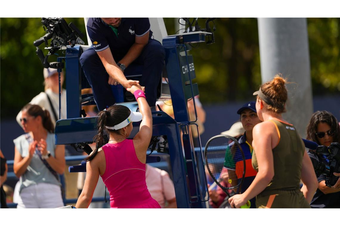 Siegemund bei US Open in Runde drei - Lys gibt auf Im zweiten Satz entschied Eva Lys (l), dass es nicht mehr weitergeht.