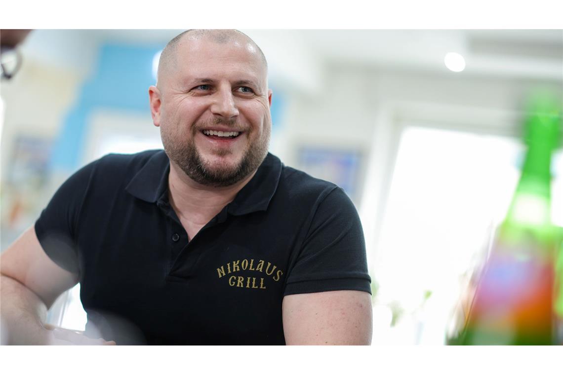 Imbissbetreiber Stergios Angelou bietet den "Taxi-Teller" schon länger an, hat aber in jüngster Zeit deutlich mehr Bestellungen.