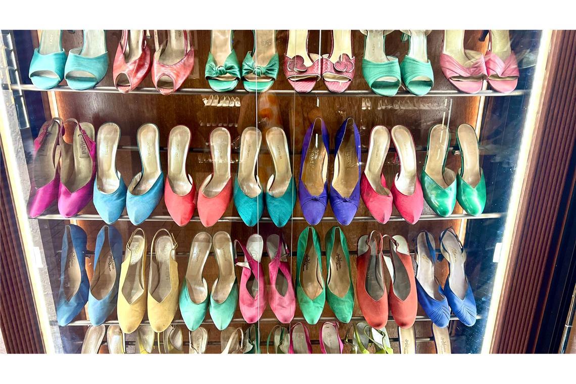 Pumps und Peeptoes: Museum zeigt Schuhe von Imelda Marcos Imelda Marcos besaß Schuhe in allen Formen und Farben.