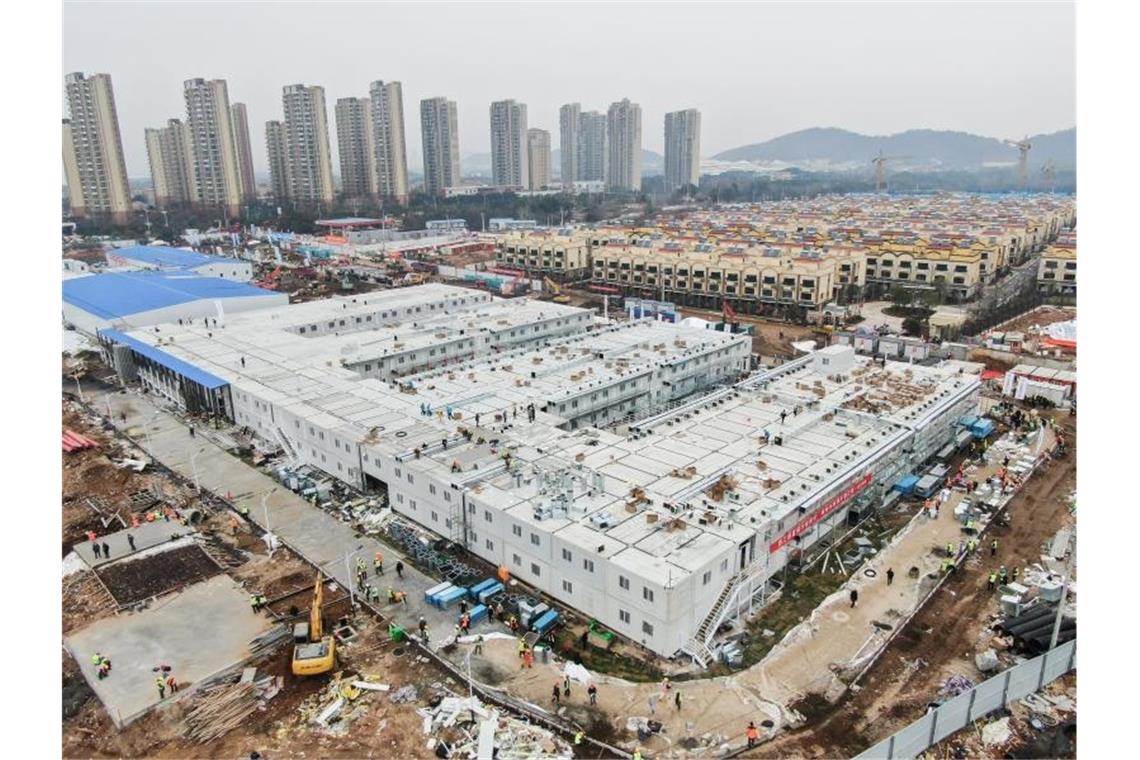 Im Kampf gegen das Corona-Virus hat China in weniger als zwei Wochen das erste von zwei Notkrankenhäusern in Wuhan gebaut. Foto: -/XinHua/dpa
