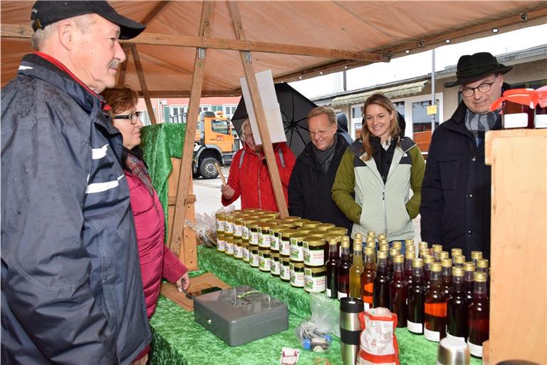 Imker Hans Schuster aus Althütte (links) ist mit seinem Honig von Beginn an auf den Naturparkmärkten in der Region dabei. Foto: Elisabeth Klaper