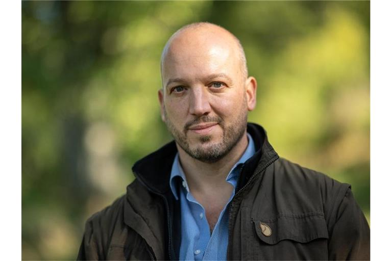 Imker Tobias Miltenberger. Foto: Sebastian Gollnow/dpa/Archivbild