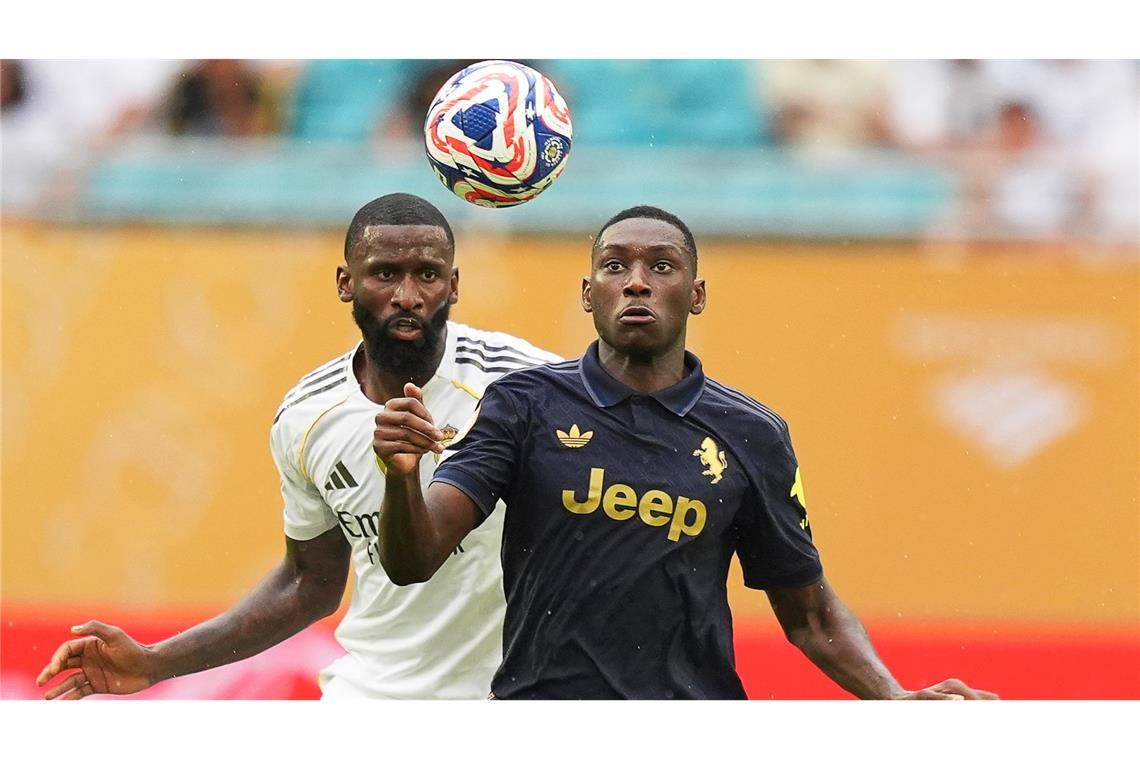 Real gegen PSG - oder Tony allein in New York Immer eng am Mann: Antonio Rüdiger (l) im Zweikampf mit dem Ex-Frankfurter Randal Kolo Muani im Spiel gegen Juventus Turin.