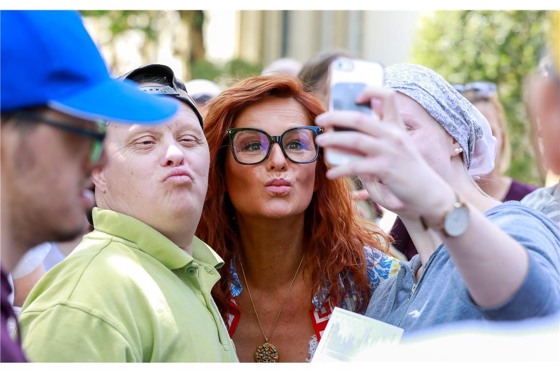 Immer für ein Selfie zu haben: Andrea Berg beim Besuch der Diakonie Stetten im S...