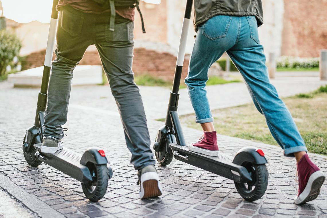 Immer häufiger sind E-Scooter-Fahrer im Kreis in Unfälle verwickelt. In Backnang seien diese jedoch laut Polizeipräsidium Aalen Einzelfälle. Symbolfoto: Adobe Stock/Mirko Vitali