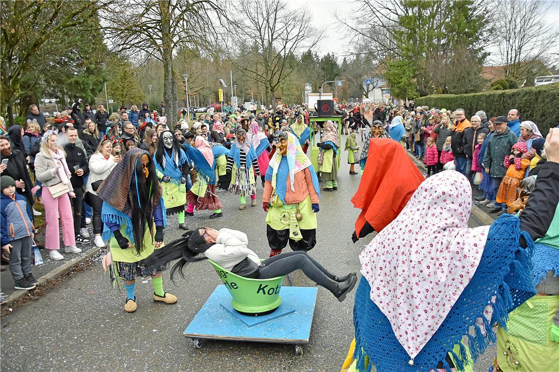 Immer im Kreis rum: Das Rudersberger Kotzkibele ist schon bekannt auf den Umzügen in der Region, um nicht zu sagen: berühmt-berüchtigt. Fotos: Tobias Sellmaier