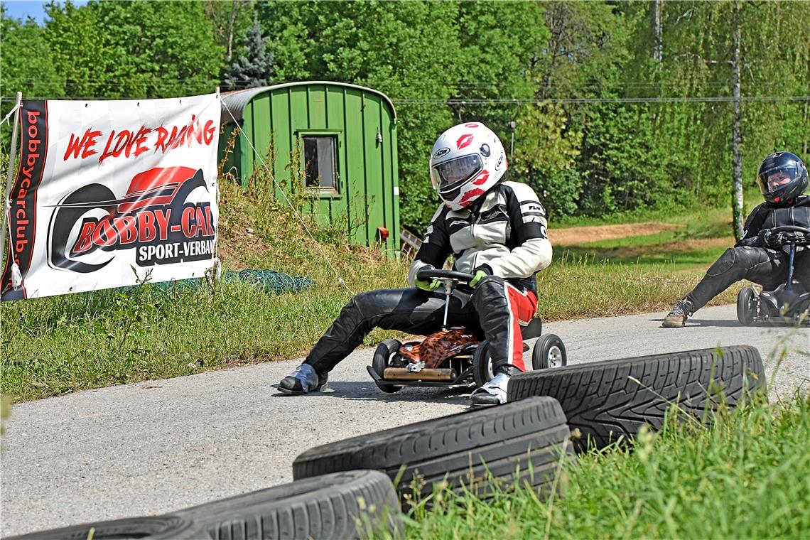 Großerlach: Steile Piste bei der Bobby-Car-Meisterschaft Immer in Zweierteams geht es die Piste hinunter. Gebremst wird nur mit den Füßen. Fotos: Tobias Sellmaier