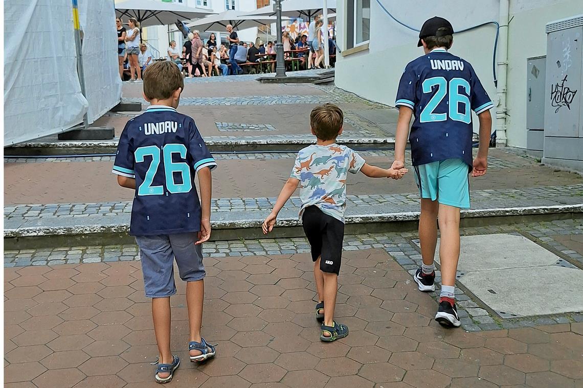 Immer mehr Deutschlandtrikots sind auf dem Festgelände zu sehen - ein gewisser Deniz Undav hat es den jungen Fans offenbar besonders angetan. Foto: BKZ