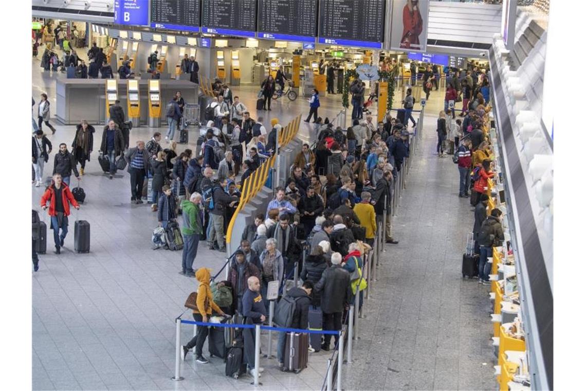 Steigender Stress beim Flughafen-Personal - Linke besorgt Immer mehr Fluggäste, aber kaum mehr Bodenpersonal - das kennzeichnet die Lage auf Deutschlands Flughäfen. Foto: Boris Roessler/dpa