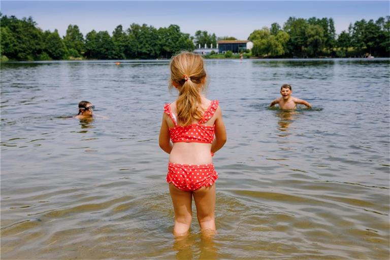 Immer mehr Kinder in Deutschland sind Nichtschwimmer. Laut DLRG-Studie hat über die Hälfte kein Schwimmabzeichen. Was das über Schulen, Eltern und Politik aussagt.