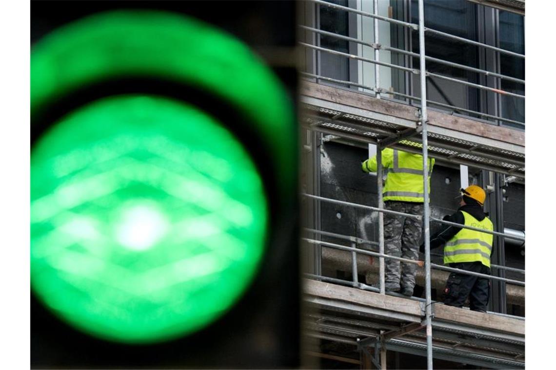 Zahl der Erwerbstätigen auf neuem Rekordstand Immer mehr Menschen in Deutschland finden einen festen Job. Foto: Julian Stratenschulte/dpa